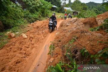 Jalan lingkar Nipah -Teluk Bayur longsor, hanya dapat dilintasi motor