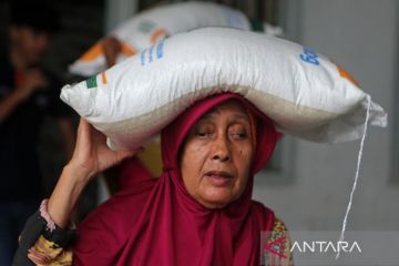 FOTO - Warga penerima manfaat peroleh bantuan beras