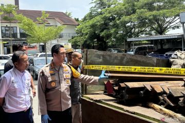 Polda Jabar tangkap tiga pencuri besi rel kereta api di Bandung Barat