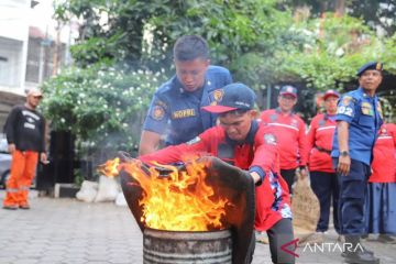 Gulkarmat Jakpus latih relawan pemadam kebakaran di Petojo Utara