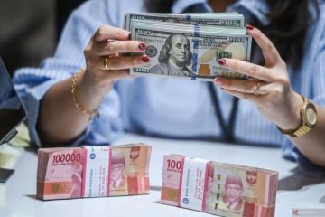 Rupiah menguat di tengah pasar nantikan hasil Pilpres AS