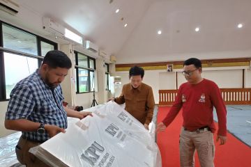 KPU Jakpus distribusikan ribuan kotak dan bilik suara Pilkada Jakarta