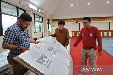 KPU Jakpus distribusikan ribuan kotak dan bilik suara Pilkada Jakarta