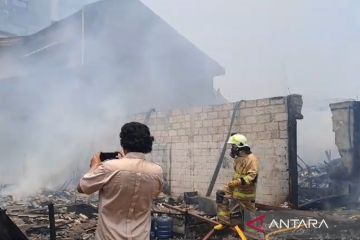 Bungkus makanan sulitkan petugas padamkan kebakaran di Kebon Jeruk