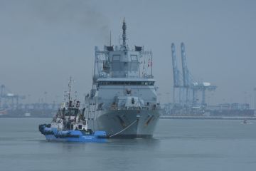 Dua kapal perang AL Jerman bersandar di Pelabuhan Klang Malaysia