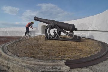 Pengecatan situs cagar budaya Benteng Marlborough