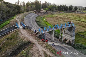 Waduk Perning mengering akibat kemarau