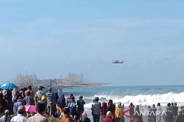 Helikopter Basarnas kirim bantuan ke 70 korban ombak besar di Sukabumi