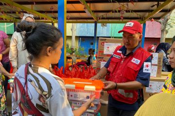 PMI Jakbar salurkan bantuan bagi penyintas kebakaran di Wijaya Kusuma