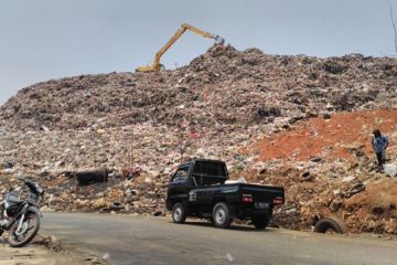 Pintu masuk ke TPA bisa dilalui truk usai tertutup gunungan sampah