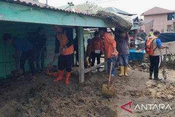 Warga dan lintas unsur di Aceh Tenggara mulai bersihkan sisa banjir