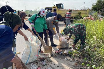 TNI-Polri dan masyarakat gotong royong bersihkan lingkungan Karimun