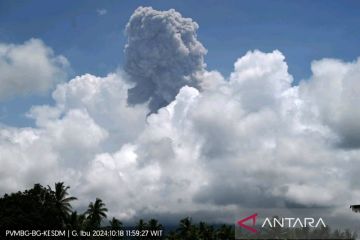 Gunung Ibu di Halbar keluarkan abu setinggi 1,5 km