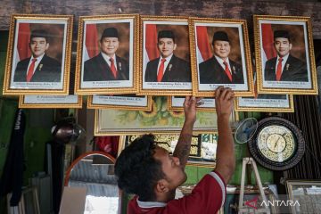 Jelang pelantikan, penjual pajang pigura foto presiden dan wapres terpilih 