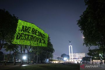 Pertunjukan video mapping aksi pesan damai untuk pemerintahan baru 