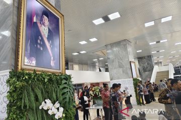 Gedung Parlemen dihiasi ornamen bunga jelang pelantikan presiden