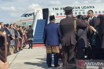 Wanita 'kebal Paspampres' menangis lepas Jokowi pulang ke Solo