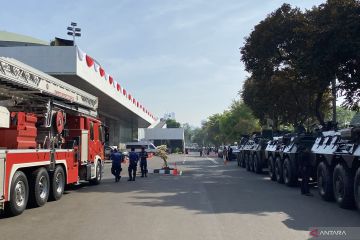 Deretan kendaraan taktis hingga damkar siaga di Gedung DPR