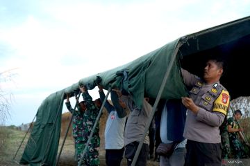 Personel TNI-Polri berjaga di lokasi jatuhnya pesawat di Gorontalo