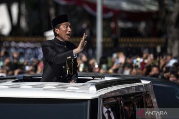 Jokowi sapa masyarakat dalam perjalanan pulang usai purnatugas