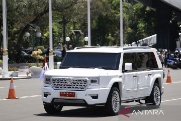 Prabowo naik MV3 Garuda buatan Pindad lanjutkan perjalanan ke Istana