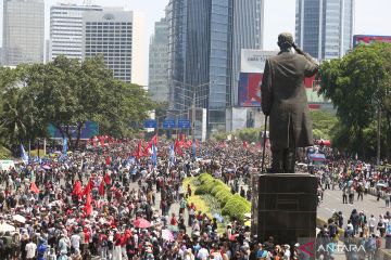 Ribuan warga padati jalan protokol Jakarta siap sambut presiden dan wapres baru Indonesia