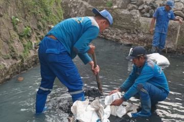 Sudin SDA Jaksel keruk saluran air penghubung di Cipete Selatan