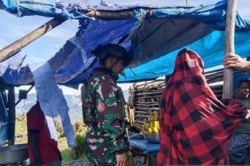 Satgas Koops Habema borong hasil tani saat patroli di Papua Tengah