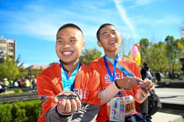 Pelari penyandang gangguan penglihatan di Tianjin Marathon di China