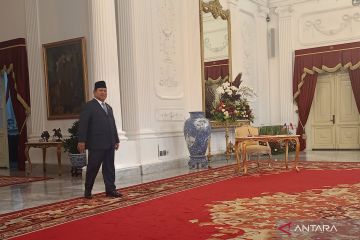 Saat Presiden Prabowo bertanya kerapian pakaiannya kepada wartawan