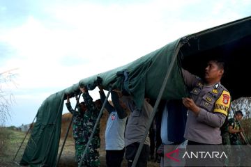 Personel TNI-Polri berjaga di lokasi jatuhnya pesawat di Gorontalo