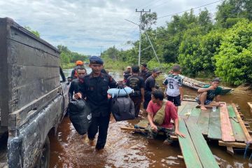 Personel Satbrimob Polda Kalteng evakuasi korban banjir di Murung Raya