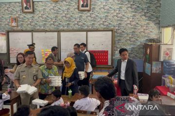 Pj Gubernur kembali tinjau uji coba makan siang bergizi gratis