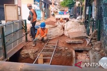 Pekerjaan saluran Cibubur dihentikan karena pekerja nyaris tertimbun