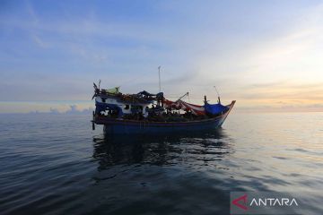 Imigran Rohingya masih bertahan menunggu kepastian evakuasi ke daratan