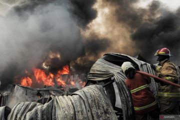 Puluhan lapak barang bekas di Bekasi hangus terbakar