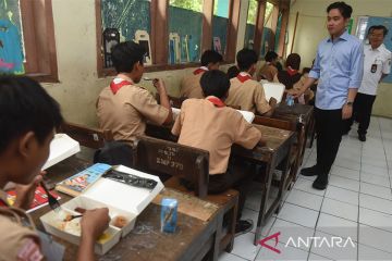 Gibran kembali uji coba makan siang bergizi gratis di SMPN 270 Jakut