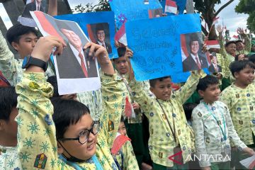 Ratusan siswa berkumpul di depan gerbang Akmil untuk sambut Prabowo