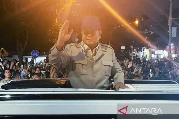 Presiden Prabowo sapa warga dari dalam Maung saat tiba di Akmil