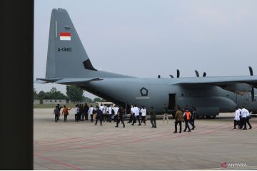 Jajaran menteri naik Pesawat Super Hercules ke Magelang