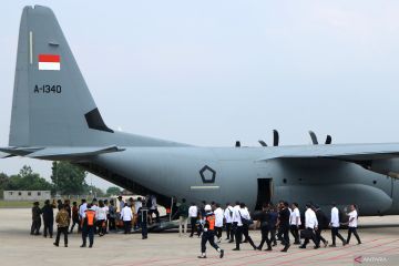 Naik pesawat Super Hercules, menteri Kabinet Merah Putih bertolak menuju Akmil di Magelang