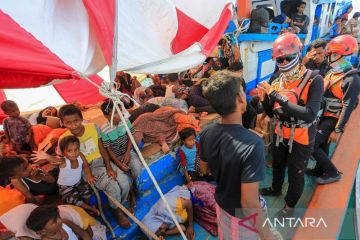 Basarnas cek kondisi kesehatan pengungsi Rohingya sebelum dievakuasi dari kapal