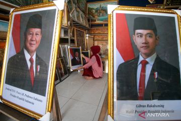 Penjualan pigura foto Presiden Prabowo Subianto dan Wakil Presiden Gibran Rakabuming Raka