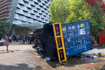 Truk kontainer terbalik di Makassar tumpahkan minyak goreng di jalan