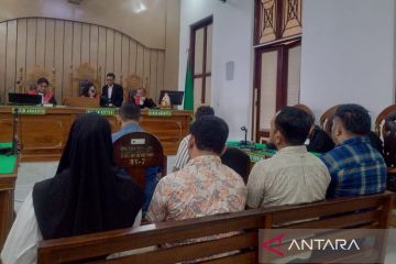 Hakim hukum enam terdakwa suap PPPK Mandina satu tahun penjara