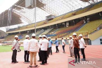 Kerugian atap Stadion Wibawa Mukti akibat angin kencang Rp8 miliar