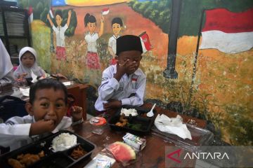 Polisi dan TNI bagikan paket makanan bergizi gratis untuk siswa sekolah dasar