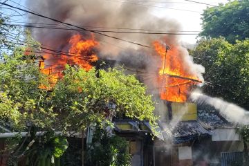 Dua bangunan terbakar di Jalan Petojo Enclek pagi ini