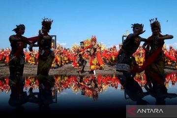 Ribuan penari pentaskan tari kolosal di Festival Gandrung Sewu 2024