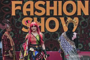 Rancangan busana bertema batik ditampilkan dalam Batik Jambi Upcycle Fashion Show